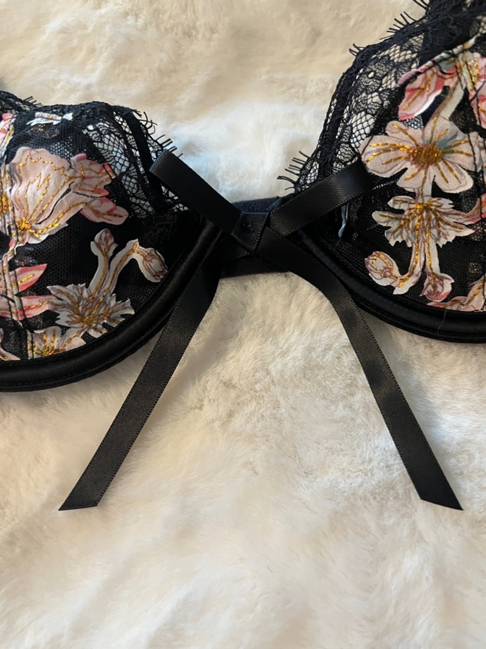 VICTORIA'S SECRET Dream Angels Unlined Applique Low Cut Demi Bra Size 32C - Picture 5 of 10